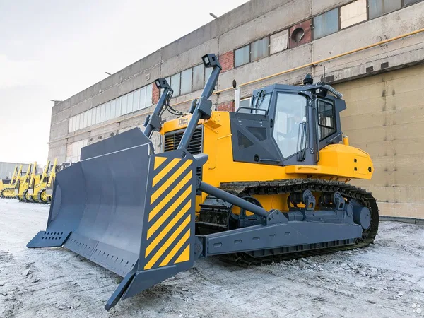 Гусеничный бульдозер ДСТ-Урал D12 (болотоход)