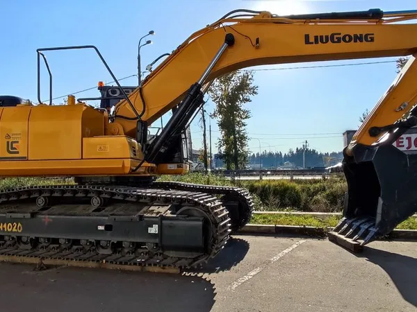 Гусеничный экскаватор LiuGong CLG933E