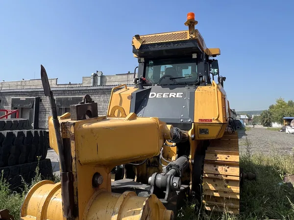 Гусеничный бульдозер John Deere 1050K