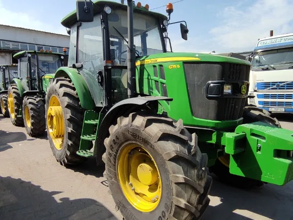 Трактор John Deere 6135B