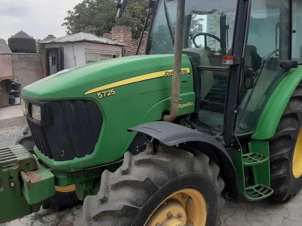 Трактор John Deere 5725