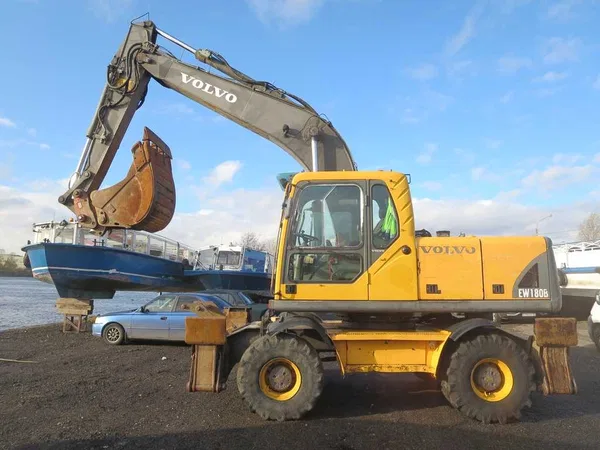Колесный экскаватор Volvo EW 180 B