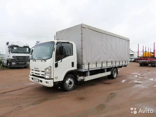 Тентованный автомобиль Isuzu NP