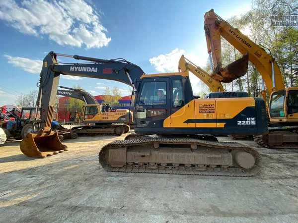 Гусеничный экскаватор Hyundai HX220S