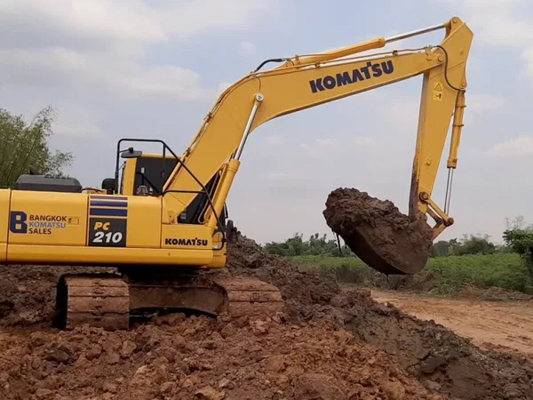 Гусеничный экскаватор Komatsu PC210-10MO
