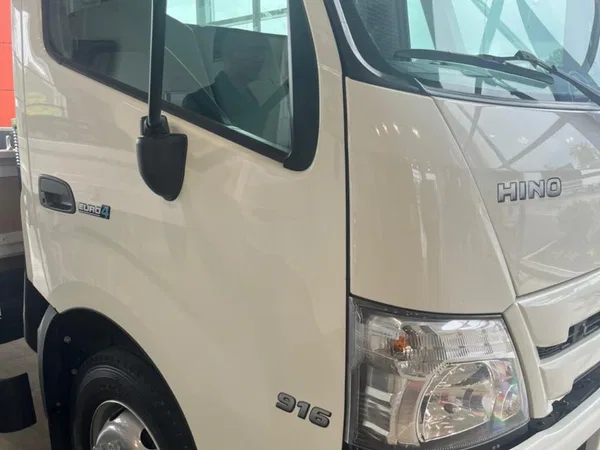 Бортовой автомобиль Hino 300