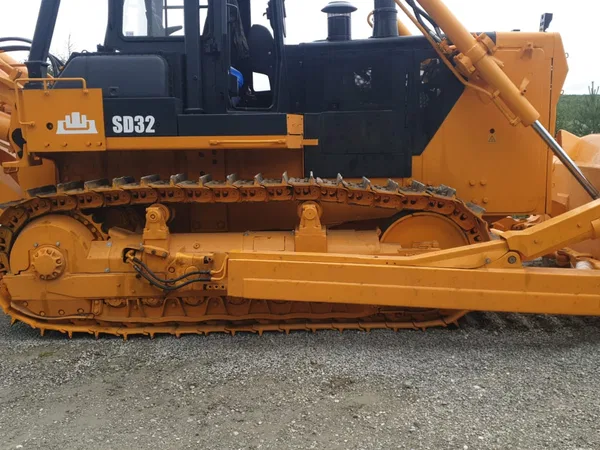 Гусеничный бульдозер Shantui SD32