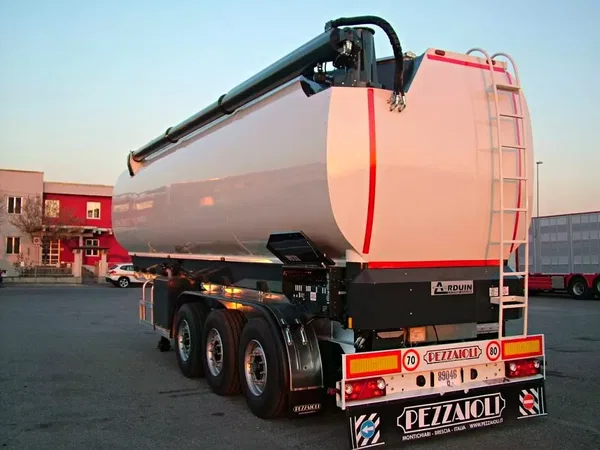 Полуприцеп кормовоз PEZZAIOLI SCT63L