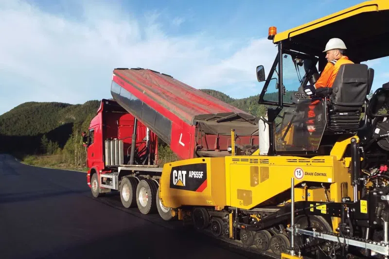 Асфальтоукладчик Caterpillar AP655F