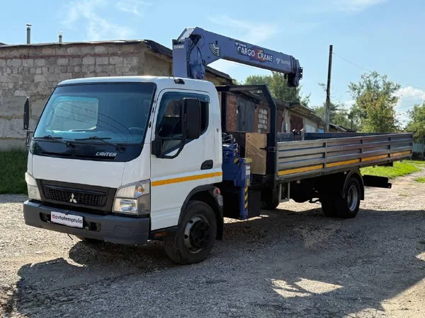 Бортовой грузовик с КМУ Mitsubishi Fuso Canter