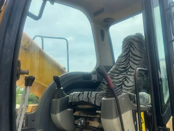 Гусеничный экскаватор JCB JS220SC