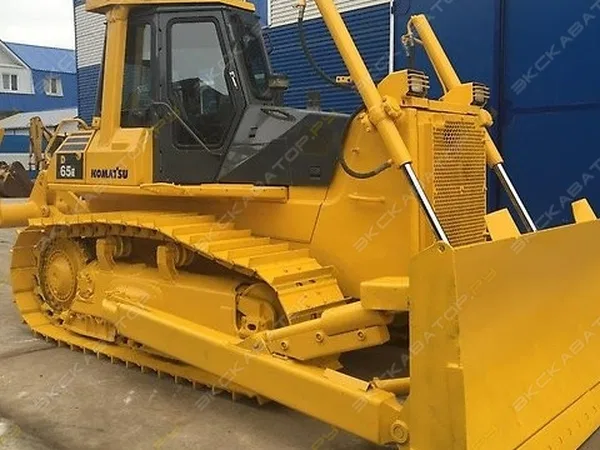 Гусеничный бульдозер Komatsu D65E16