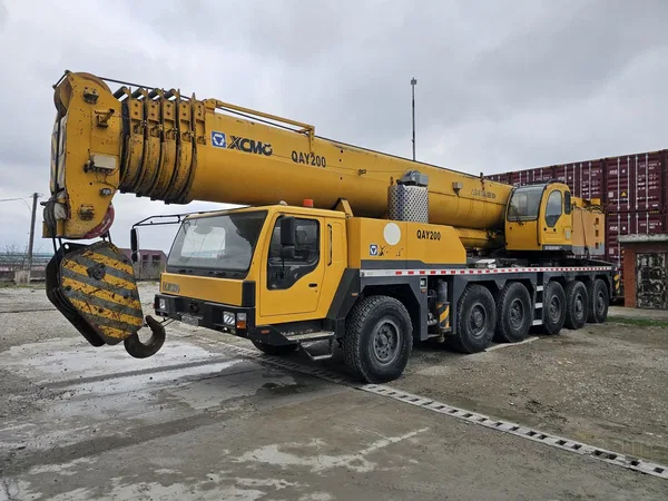 Автокран XCMG QAY 200 на шасси XCMG
