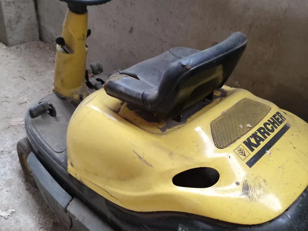 Подметально-уборочная машина KARCHER KMR1000T