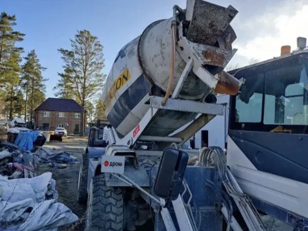 Самоходный бетоносмеситель YNIX QGMC4000