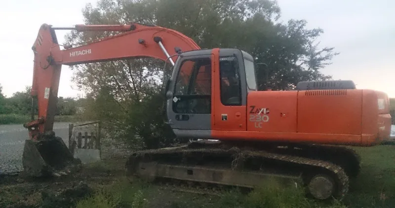 Гусеничный экскаватор Hitachi ZX 230-LC