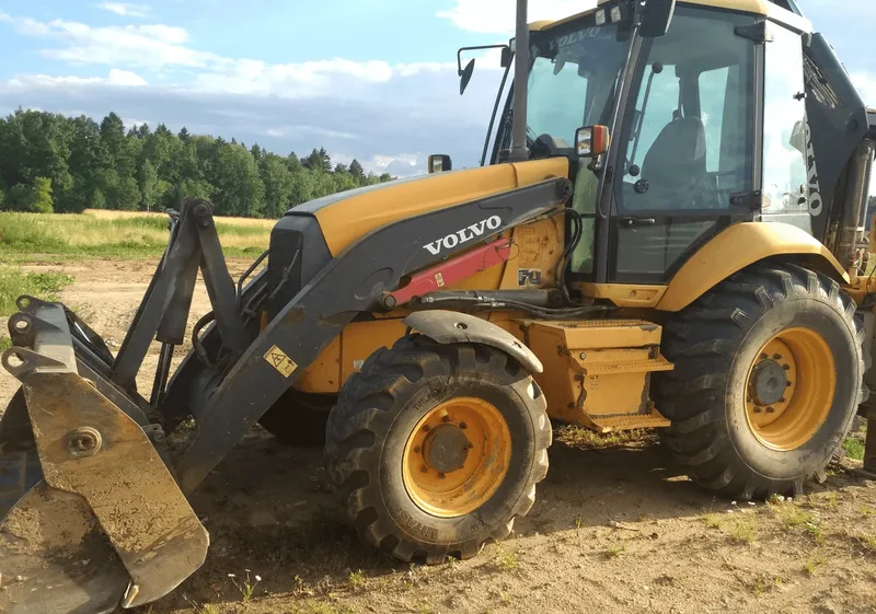 Экскаватор-погрузчик Volvo BL71B