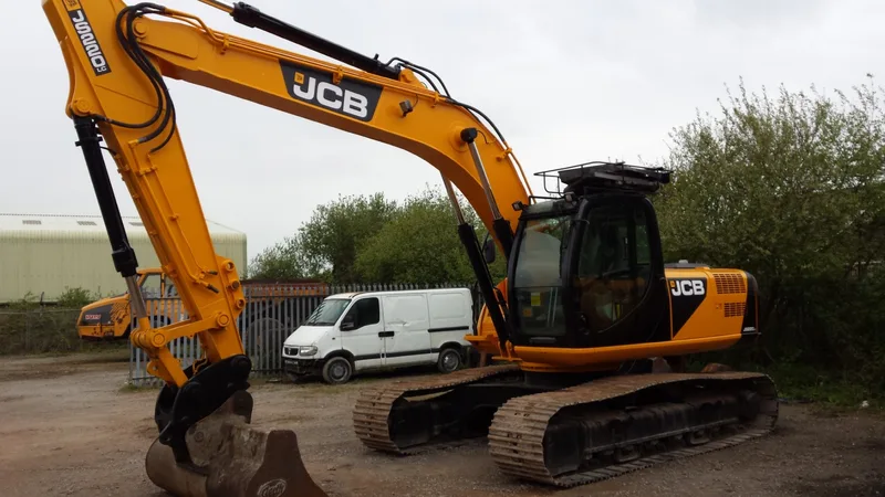 Гусеничный экскаватор JCB JS 220