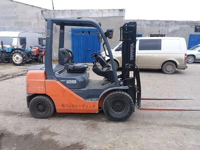 Вилочный погрузчик TOYOTA 8FG25