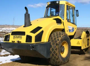 Вибрационный комбинированный каток        Bomag BW 213 D-4