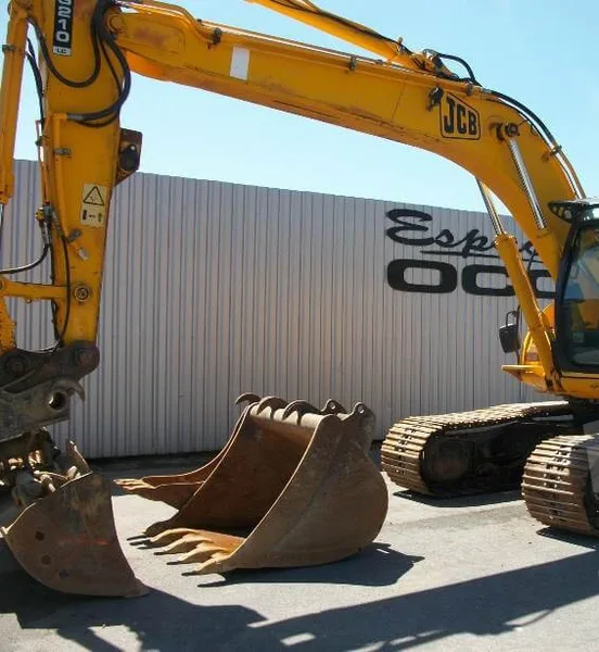 Гусеничный экскаватор JCB JS210LC