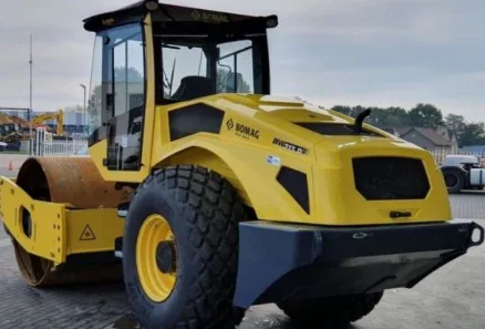 Вибрационный комбинированный каток        Bomag BW 213 D-4