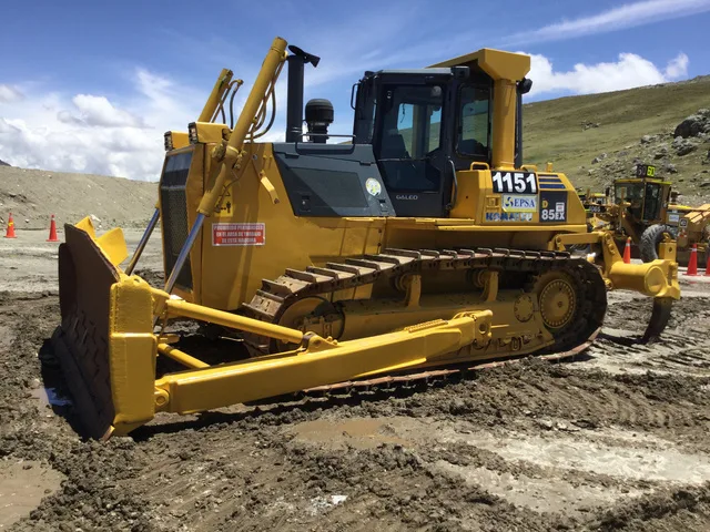 Тяжелый бульдозер Komatsu D85EX-15