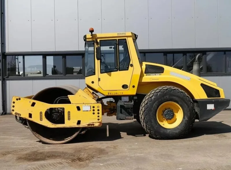 Вибрационный комбинированный каток        Bomag BW 213 DH-4