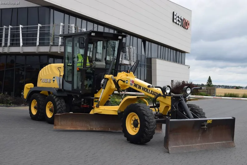 Средний автогрейдер New Holland F106.6