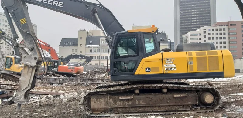 Гусеничный экскаватор John Deere E300 LC