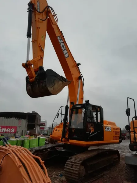 Гусеничный экскаватор JCB JS 305LC