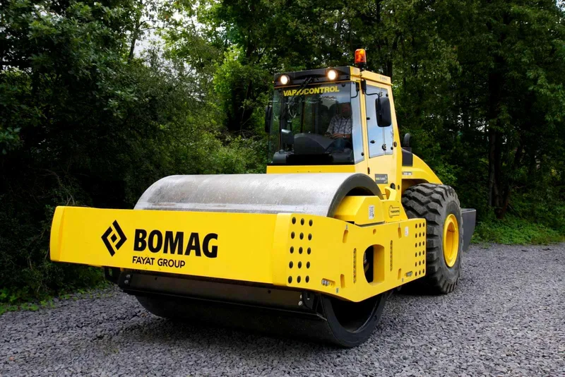 Вибрационный комбинированный каток        Bomag BW 214 DH-4