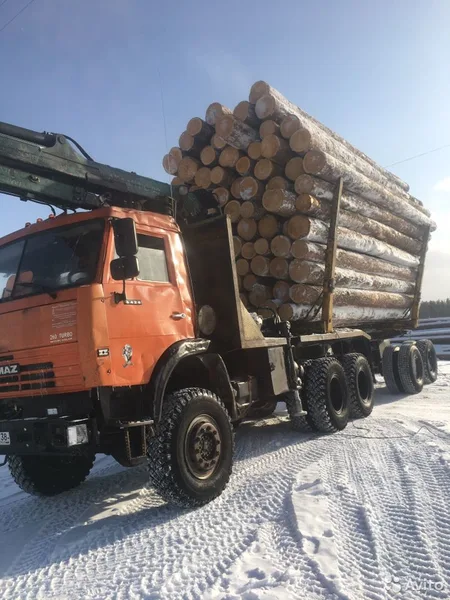 Лесовоз с манипулятором