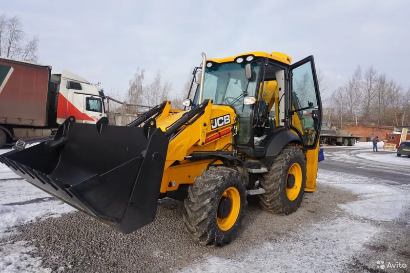 Экскаватор-погрузчик JCB с гидромолотом