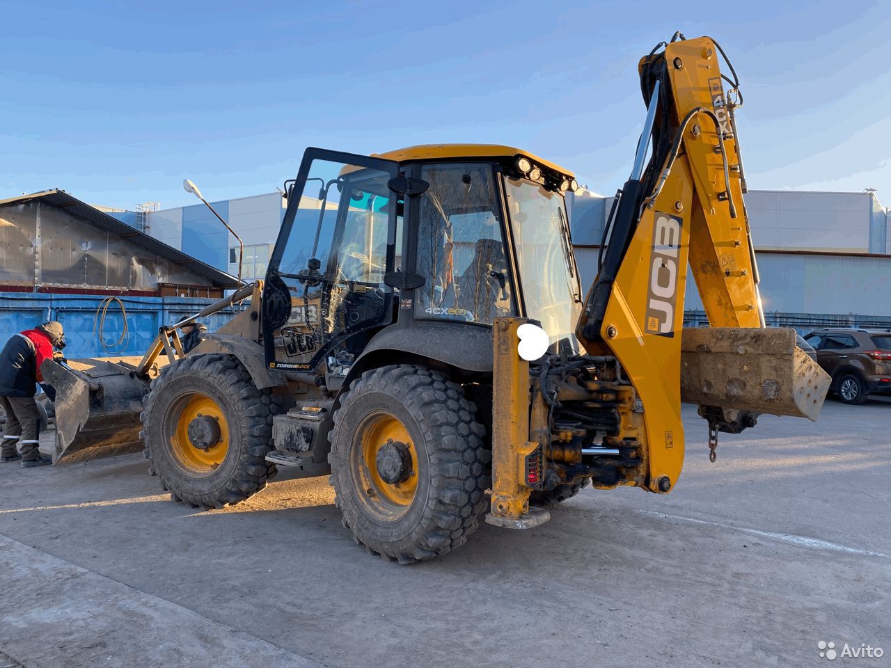 Экскаватор погрузчик JCB с планировочным ковшом