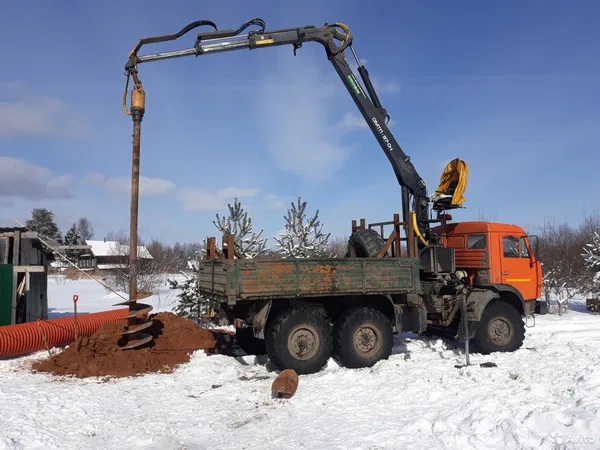 Аренда ямобура, закручивание свай, установка опор
