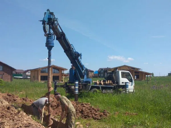 Ареда ямобура Установка столбов лэп Бурение свай