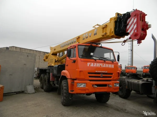 Автокран 25 тонн со стрелой 28 м (вездеход)