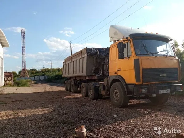 Седельный тягач МАЗ 642208 с самосвальным полуприцепом Kogel SKML24