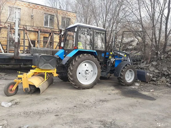 Мтз с дорожной щеткой с водой и с куном для погруз