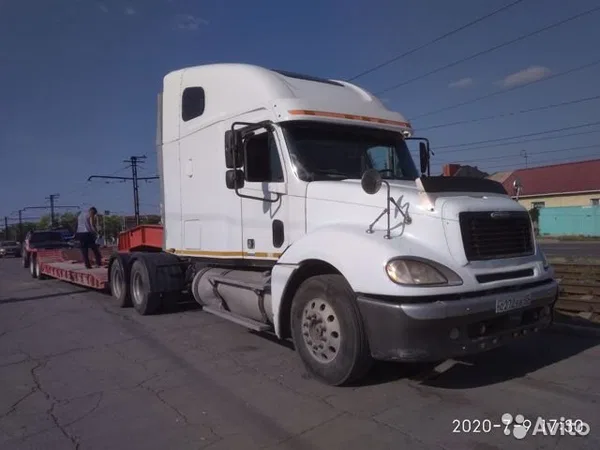 Седельный тягач Freightliner в сцепке с тралом Witzco Challenger