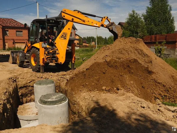 Услуги монтажа септика с помощью экскаватора JCB