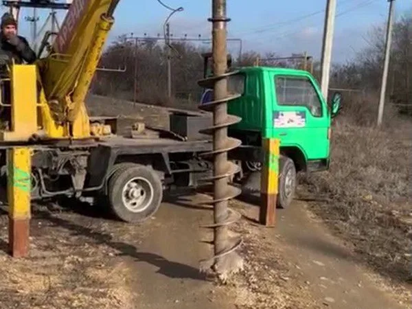 Бурение свай. Аренда ямобура