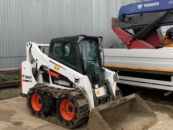 Мини погрузчик Bobcat S530 с бункерной щеткой