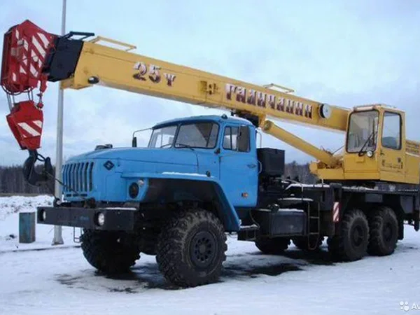 Автокран - 25 тонн (урал) вылет стрелы 21.5м