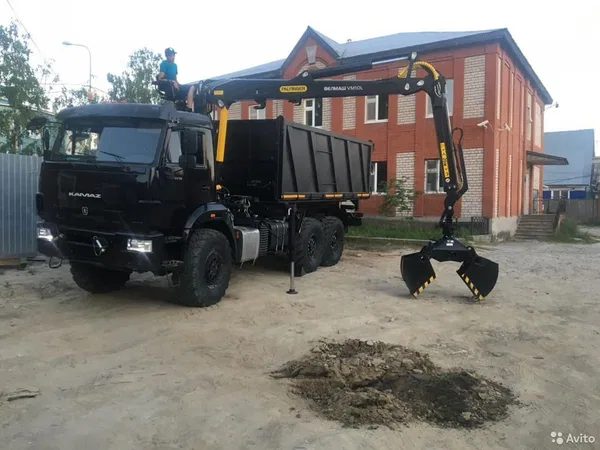 Чёрный камаз манипулятор, ломовоз, мусоровоз