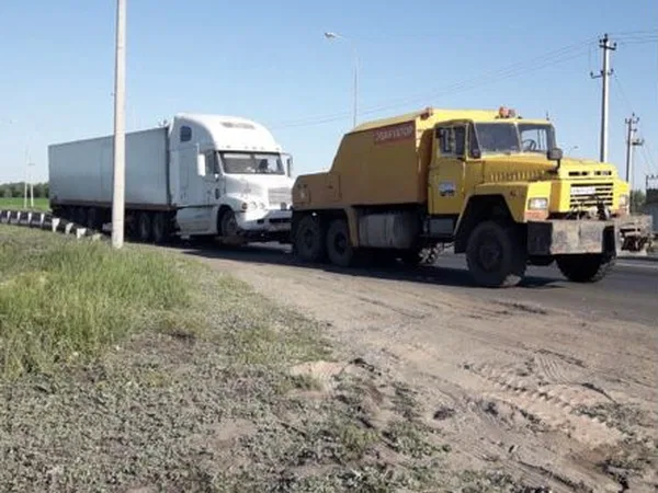 Грузовой эвакуатор. сто грузовых машин