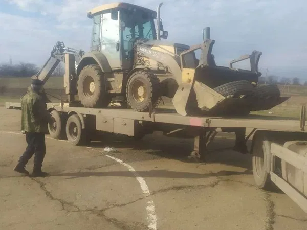 Аренда экскаватор-погрузчика, услуги трактора