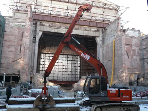 Гусеничный экскаватор Hitachi ZX225