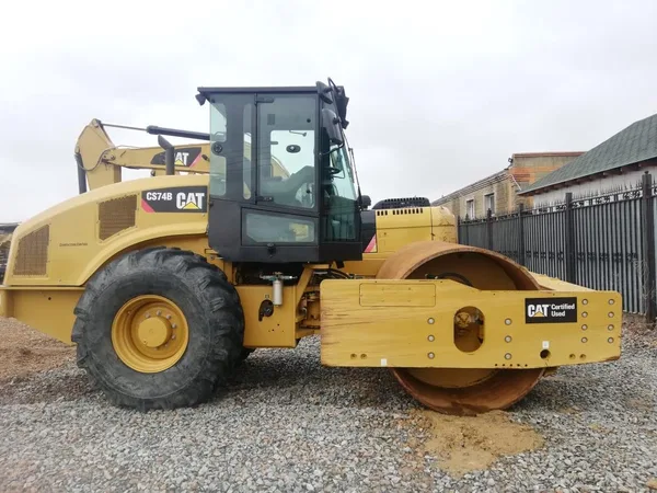 Грунтовый каток Caterpillar CS74B